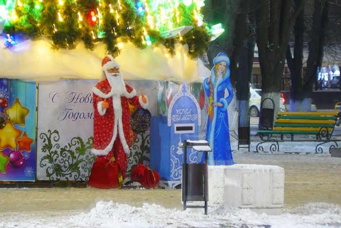 В Шахтах на городской елке появились новая светодиодная гирлянда, Дед Мороз и Снегурочка