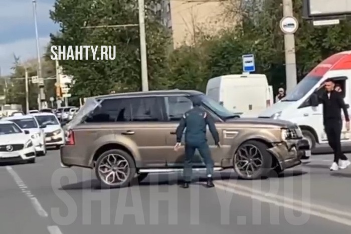 Протаранила 9 машин неадекватная дама на Land Rover в Ростове