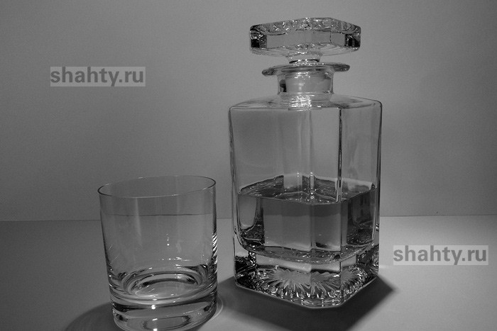 Мать погибла от рук сына: парень ударил ее стеклянным графином по голове