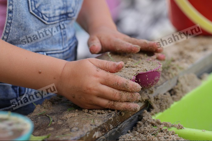 Утонул двухлетний малыш, упав в бассейн в Сальске в Ростовской области