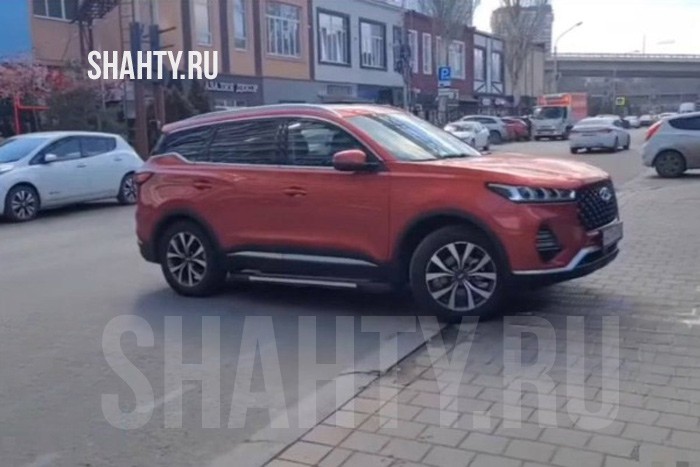 Оштрафовали автоледи, припарковавшую Chery Tiggo поперек дороги в Ростове