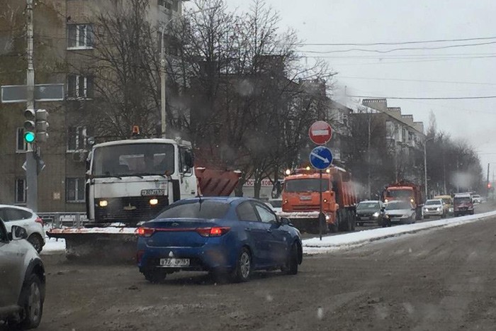 Город Шахты убирают от снега 7 машин, 2 грейдера и еще вручную 42 человека