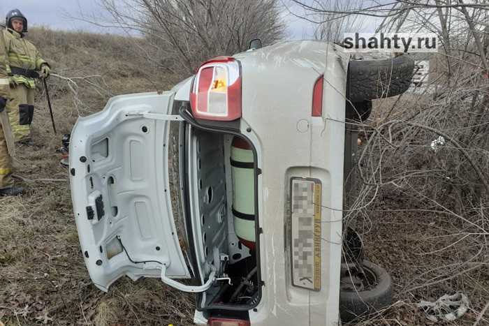 В Шахтах перевернулось такси Renault Logan на подъеме на Майский