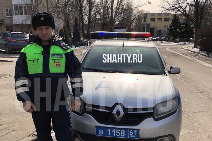 Гаишник сменил колесо водителю Lexus в Ростовской области, заметив, что тот расстроен