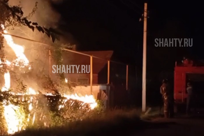 Сгорел дом в поселке Интернациональном под Шахтами