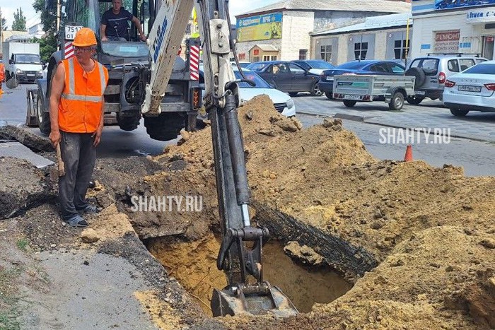 Починили порыв на Ленина в Шахтах: теперь центр города не заливает