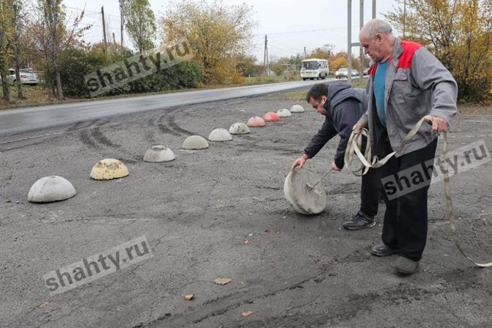 В Шахтах запретили большегрузам парковаться около мемориала