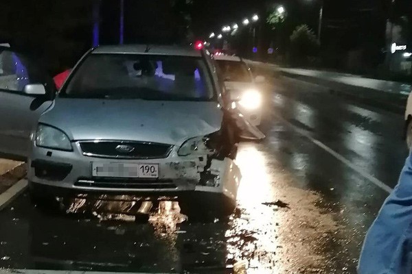 В Шахтах пьяная автоледи протаранила иномарку [Фото]