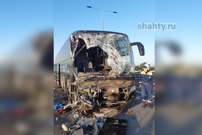 Недалеко от Шахты автобус с туристами врезался в микроавтобус: пострадали водитель и экскурсовод