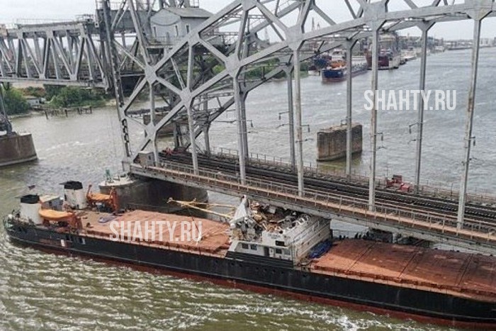 Сухогруз врезался в железнодорожный мост на реке Дон в Ростове