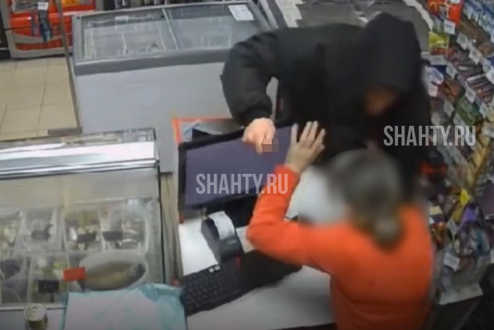 Отморозок с ножом напал на продавщицу магазина в Ростове и забрал выручку