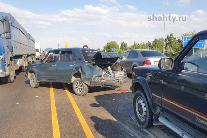 В ДТП пострадала 17-летняя девушка: «Нива» протаранила «Ладу» под Ростовом после первого ДТП