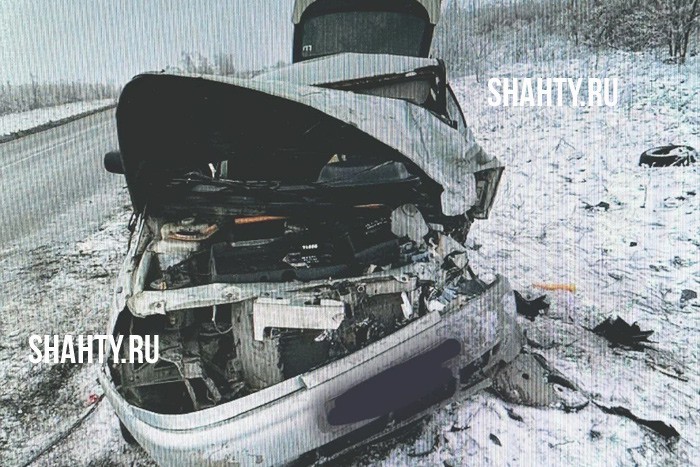 Пострадали водители: лоб в лоб столкнулись два автомобиля на трассе под Гуково