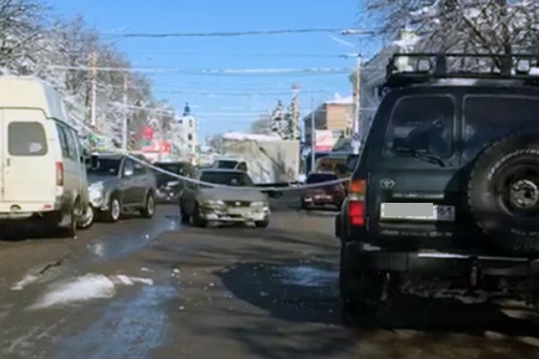 Упал кабель на машины в г. Шахты напротив ЦУМа на Победе Революции