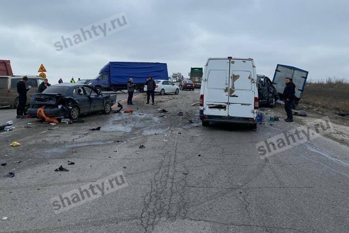 Автоледи не пропустила фуру при перестроении и устроила массовое ДТП