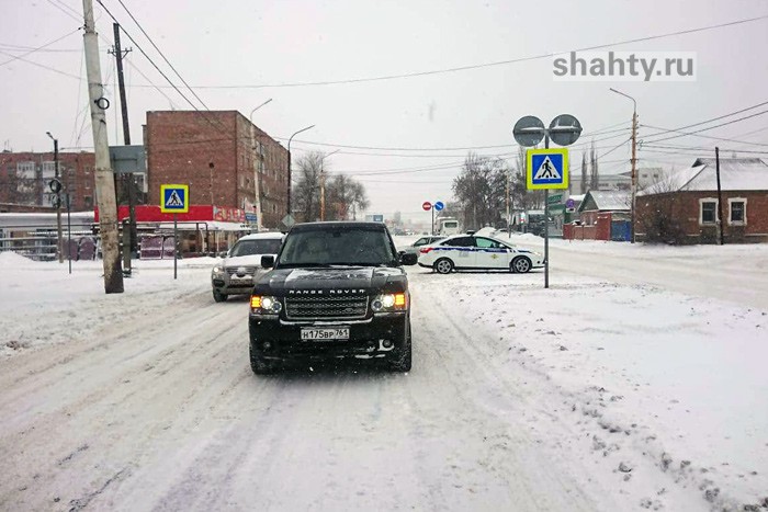 Водитель Land Rover сбил в Шахтах 70-летнюю женщину на пешеходном переходе