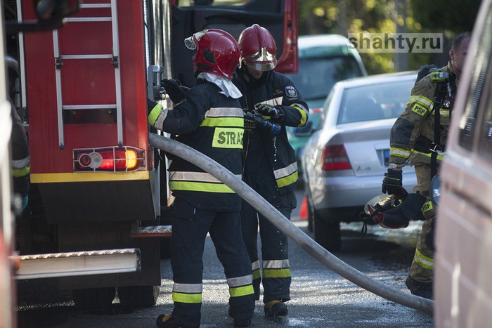 В Шахтах загорелся автомобиль «Логан» на улице Советской