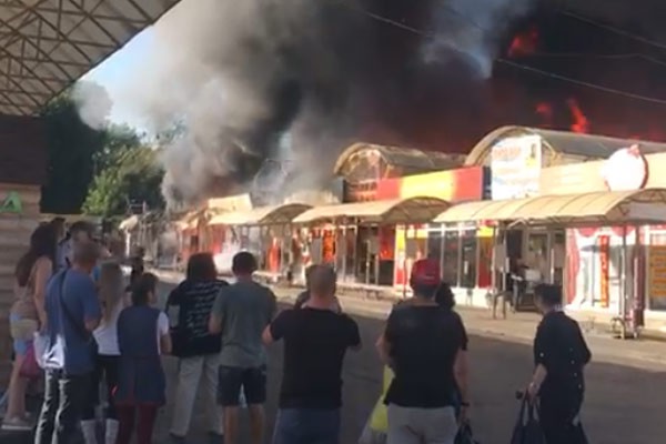 В г. Шахты горит центральный рынок — много видео