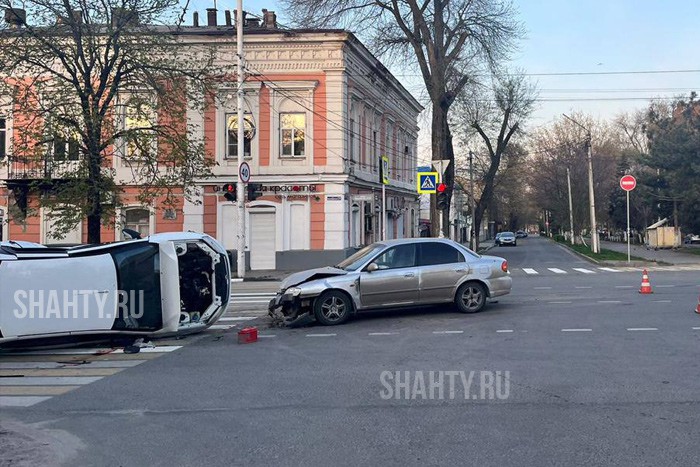 Опрокинулась «Лада»: Kia Spectra проехала на красный в Новочеркасске