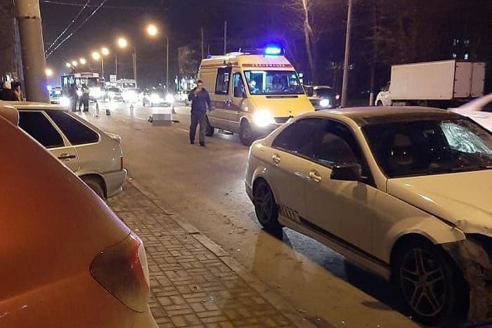 Mercedes задавил пешехода на проспекте Стачки в Ростове