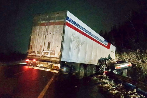 На трассе М-4 «Дон» столкнулись ВАЗ и фура: погибли женщина и мужчина