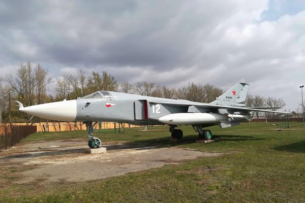 В г. Шахты восстановлен самолет-памятник Су-24 усилиями авиационно-ремонтного завода