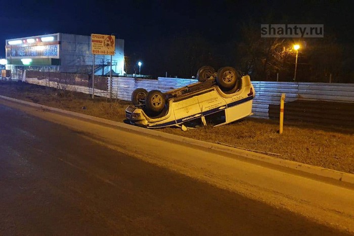 Перевернулся полицейский «УАЗ Патриот», наехав на бордюрный камень в Аксайском районе