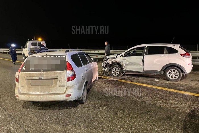 Ехавшая по встречке на М-4 «Приора» врезалась в LADA XRAY: пострадали два человека