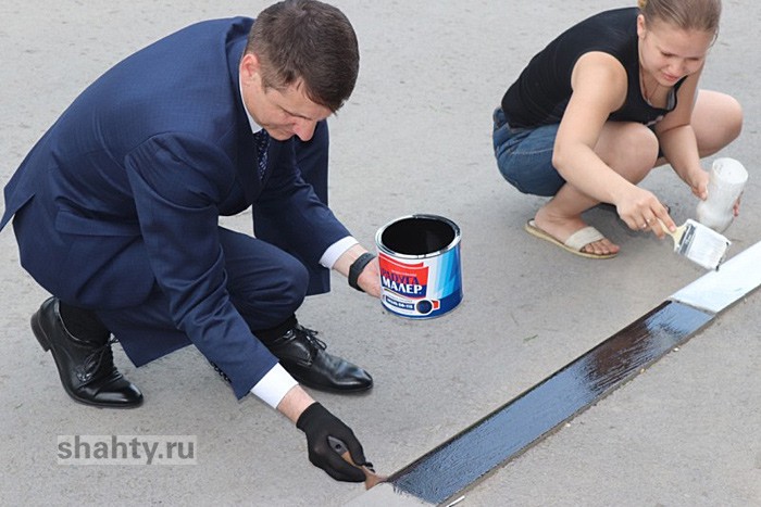 Сити-менеджер г. Шахты Андрей Ковалев показал, как нужно красить бордюры