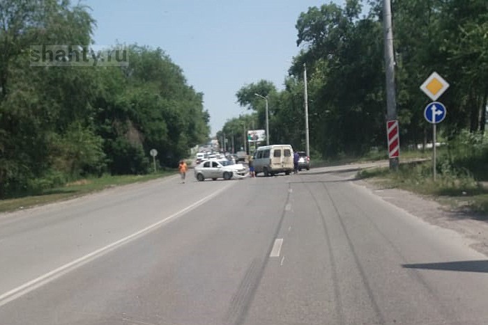 В Шахтах произошло ДТП на дороге Центр — Артем в районе гипермаркета «Лента»