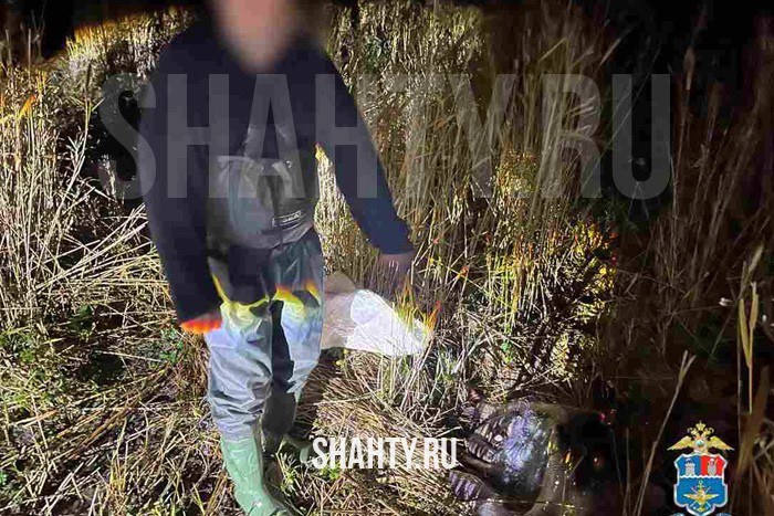 Мужчина ловил сетью в реке Дон краснокнижную стерлядь и карася