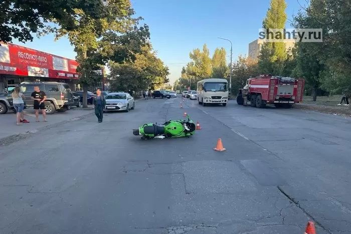 В Шахтах мотоциклист влетел в припаркованный Mitsubishi Outlander