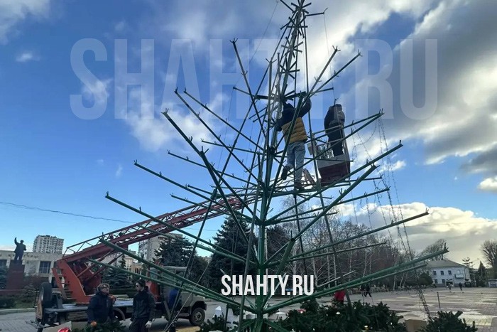 Демонтировали городскую елку в Батайске: ее накренил ветер