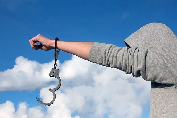 С полицейского сорвали погоны и ударили ногой — пьяный парень задержан