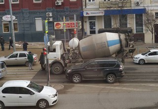 Бетономешалка задавила мужчину на Ворошиловском в Ростове [Фото]