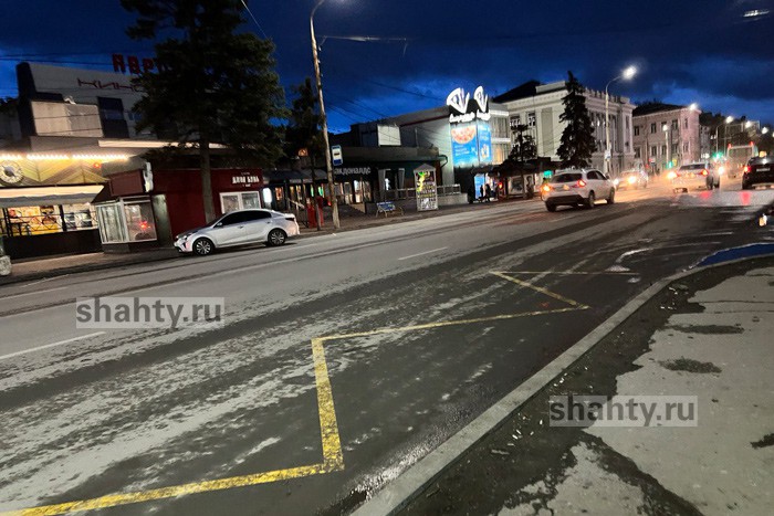 В Шахтах нанесли зигзагообразную дорожную разметку на остановках — водители нарушают ПДД