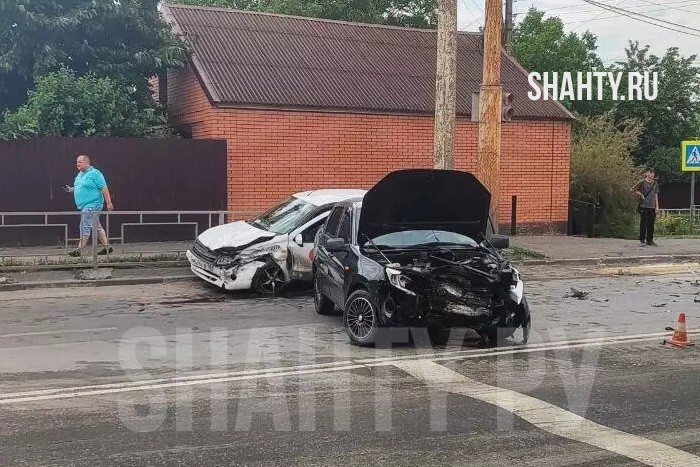 В г. Шахты столкнулись две Lada Granta на перекрестке: пострадал водитель