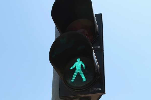 В г. Шахты дорожный знак заслонил светофор в центре на оживленном перекрестке