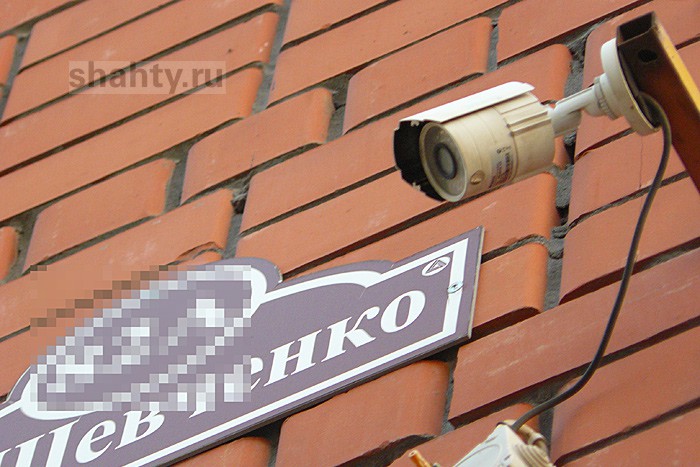 В Шахтах подросток сбивал палкой камеры видеонаблюдения