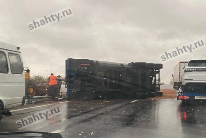 Перевернулся грузовик с зерном на трассе М-4 «Дон»: под Каменском многокилометровая пробка