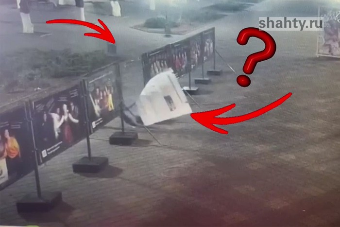 В Шахтах вандал повредил выставку перед входом в парк