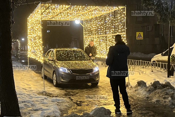 Автохамы в Шахтах фотографировались на тротуаре: напротив городской Администрации на перекрестке Советской и Клименко
