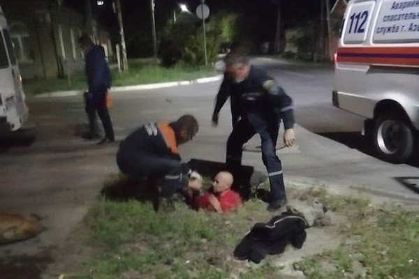 Упали в канализационный люк внук с дедушкой