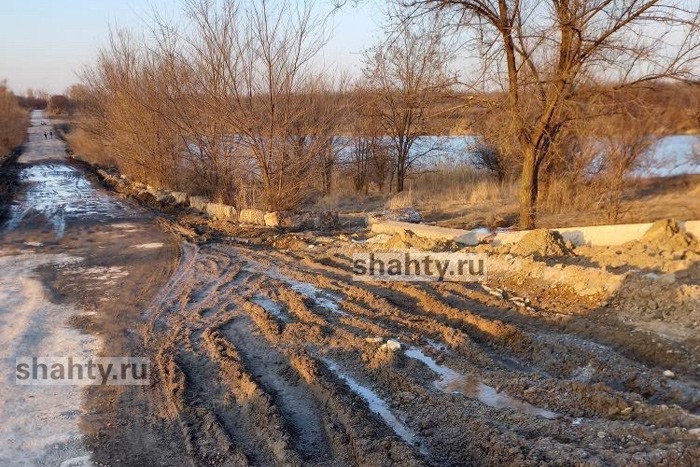 Дорога в Шахтах на дамбе пруда 20 лет РККА чудовищная — женщина оторвала бампер на авто