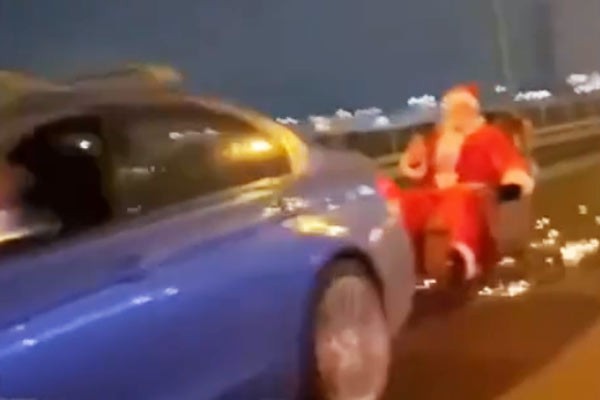 BMW возил в санях Санта-Клауса — водителя оштрафовали на тысячу рублей