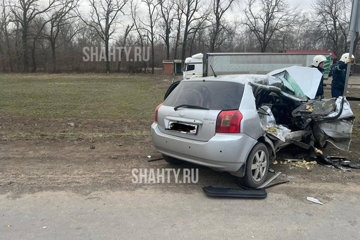 Пострадал ребенок и автоледи: Toyota не пропустила КАМАЗ на трассе в Ростовской области