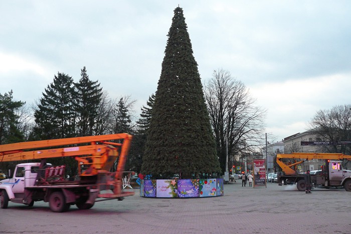 В г. Шахты устанавливают новогоднюю елку на площади Ленина