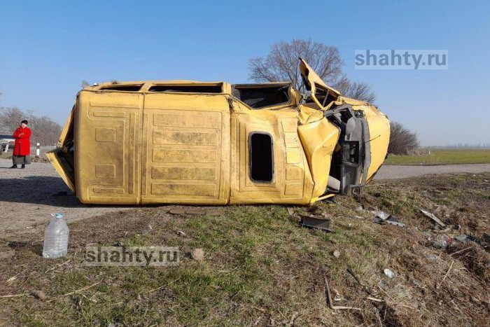 Перевернулась маршрутка на дороге под Семикаракорском: пострадали четыре человека