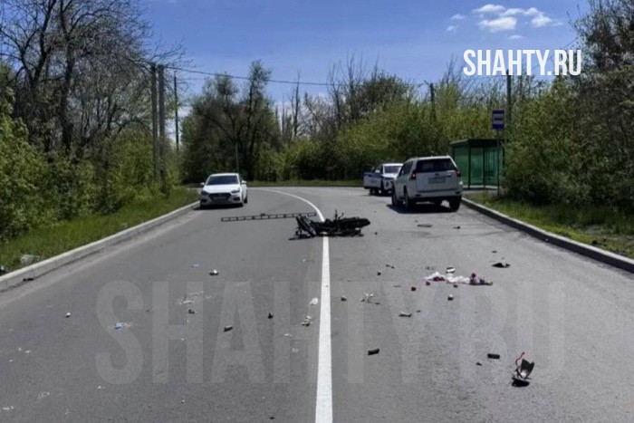 Мотоцикл влетел в Toyota Land Cruiser в Новошахтинске: двое пострадали