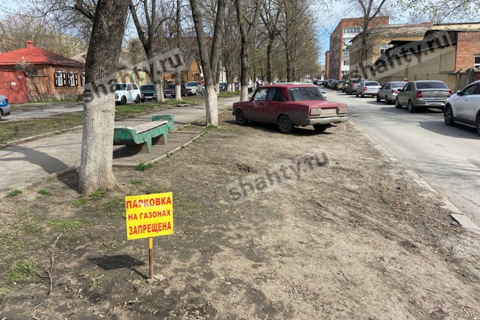 В Шахтах за стоянку на газонах оштрафовали 11 автовладельцев